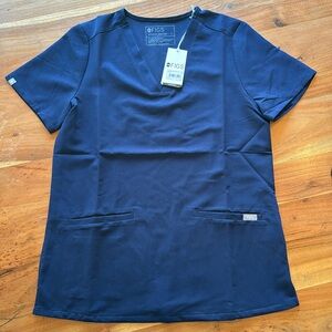 Figs women’s three pocket scrub top